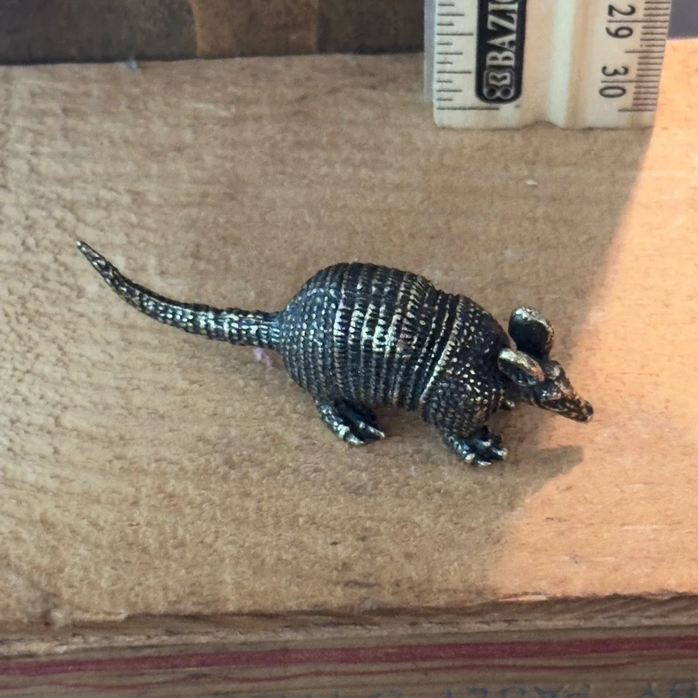 BG7-Miniature brass metal armadillo animal figurine